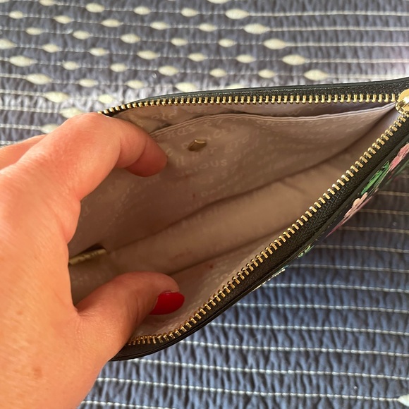 Kate spade wristlet. Like new. - Picture 3 of 4